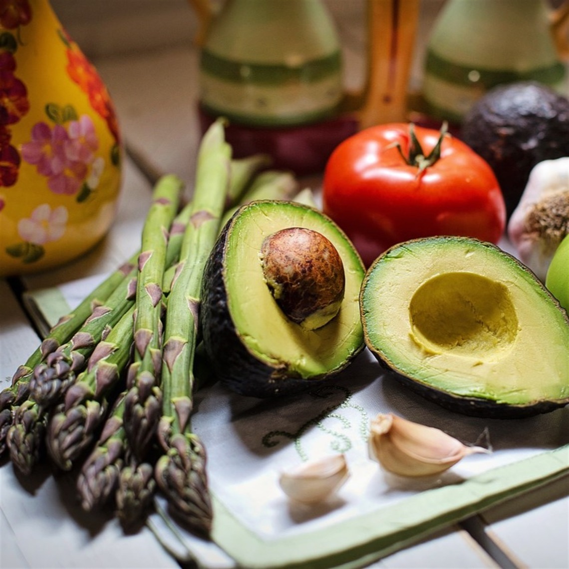 Asparagus, avocadoes and a tomato