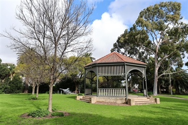 Soldiers_Memorial_Gardens-06.jpg